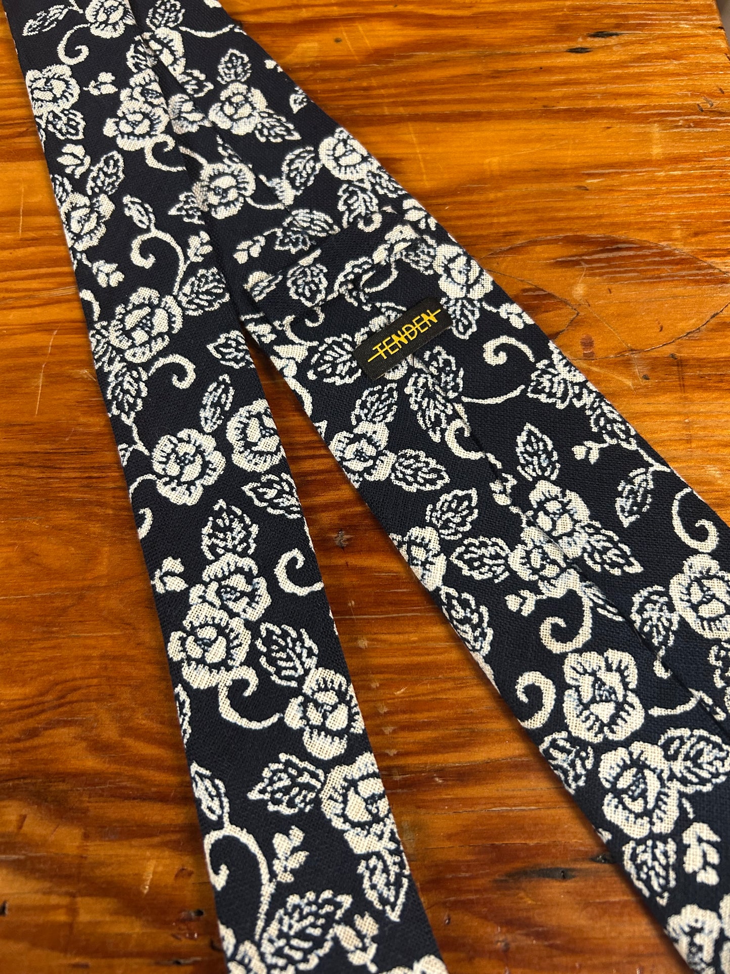 Tie 003