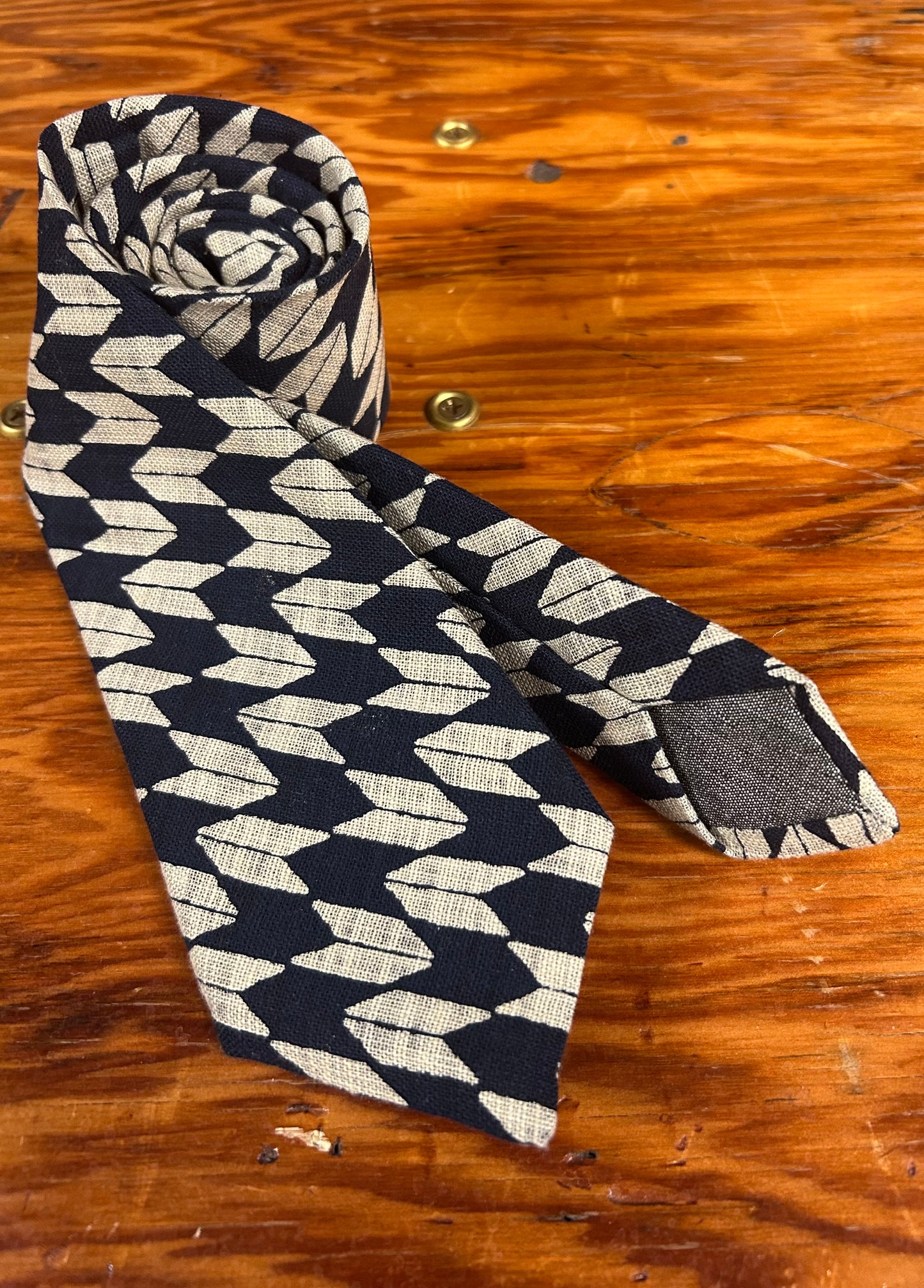 Tie 002